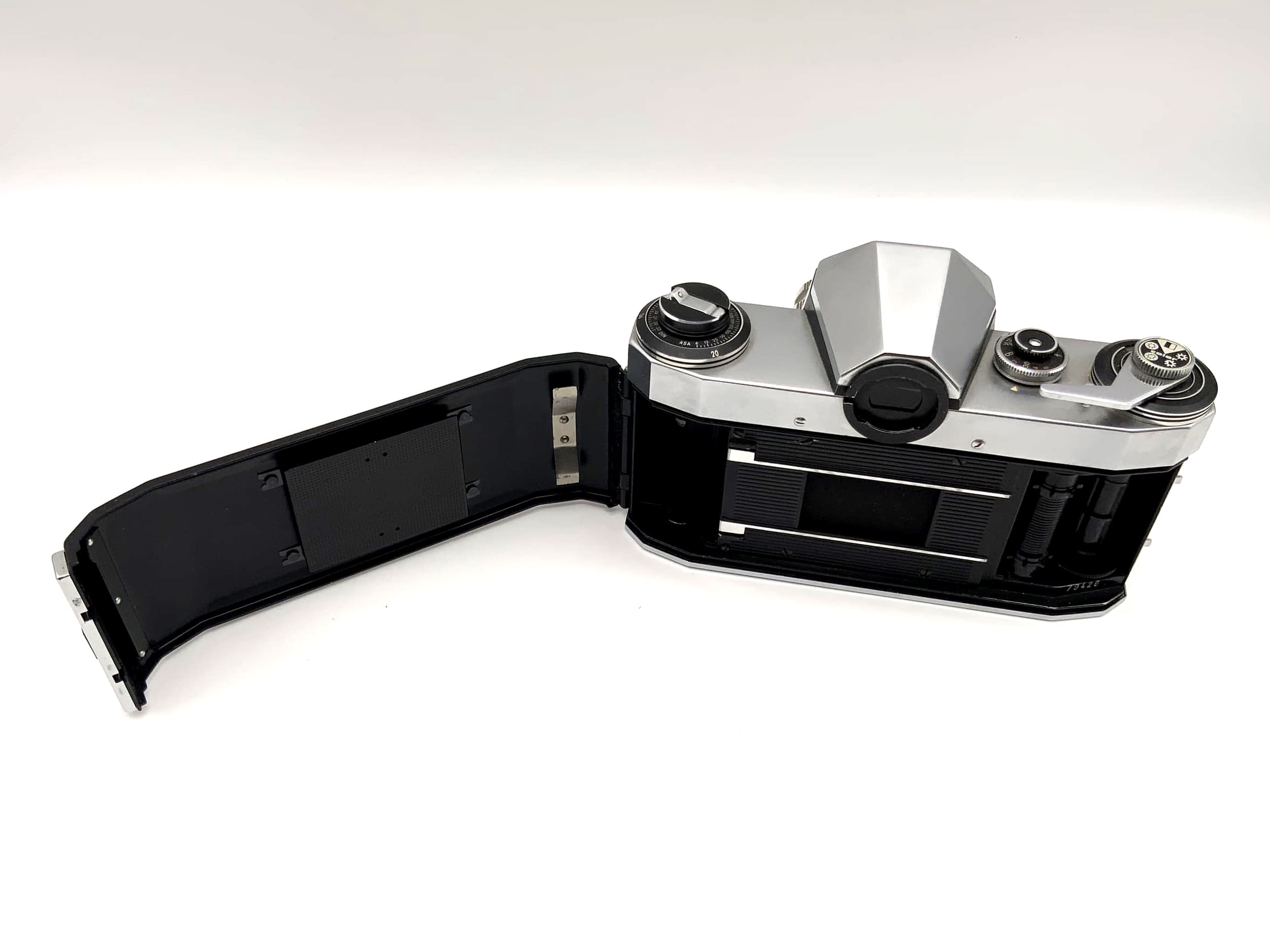 Praktica Nova Spiegelreflexkamera mit Carl Zeiss Jena Tessar 2.8 / 50mm Objektiv