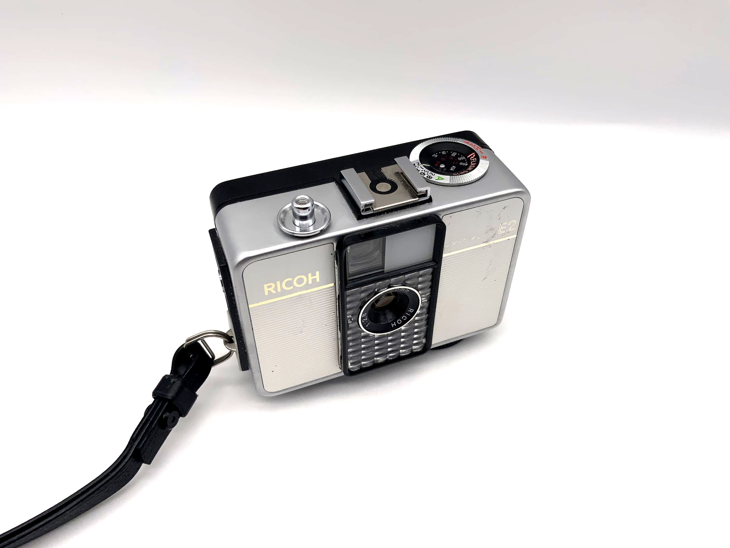 Ricoh E2 Sucherkamera mit 25mm 1:2.8 Objektiv 35mm Kompaktkamera Auto Half