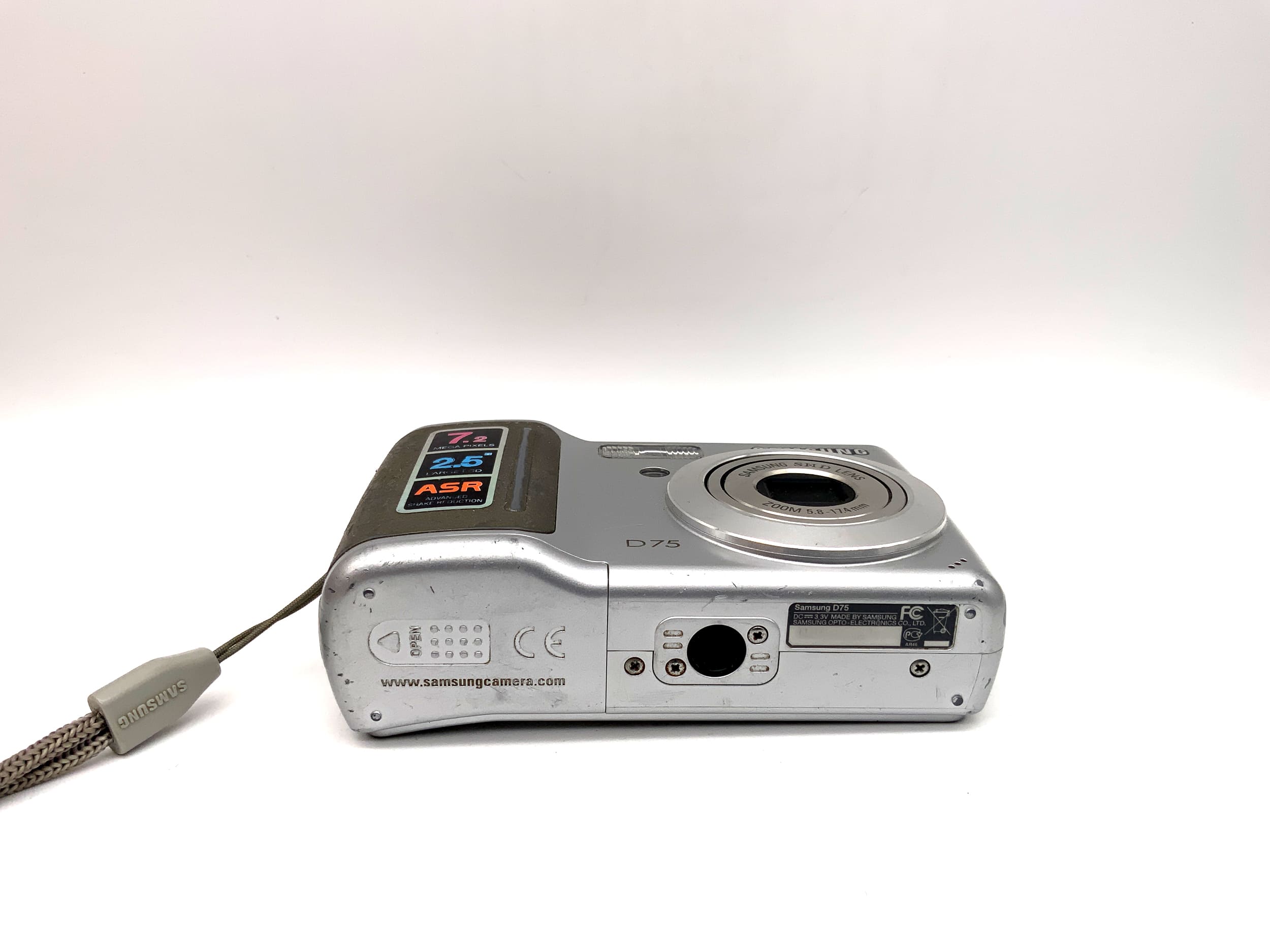 Samsung D75 Digitale Kompaktkamera SHD Lens 5.8-17.4mm 7.2 MP !DISPLAYFEHLER!