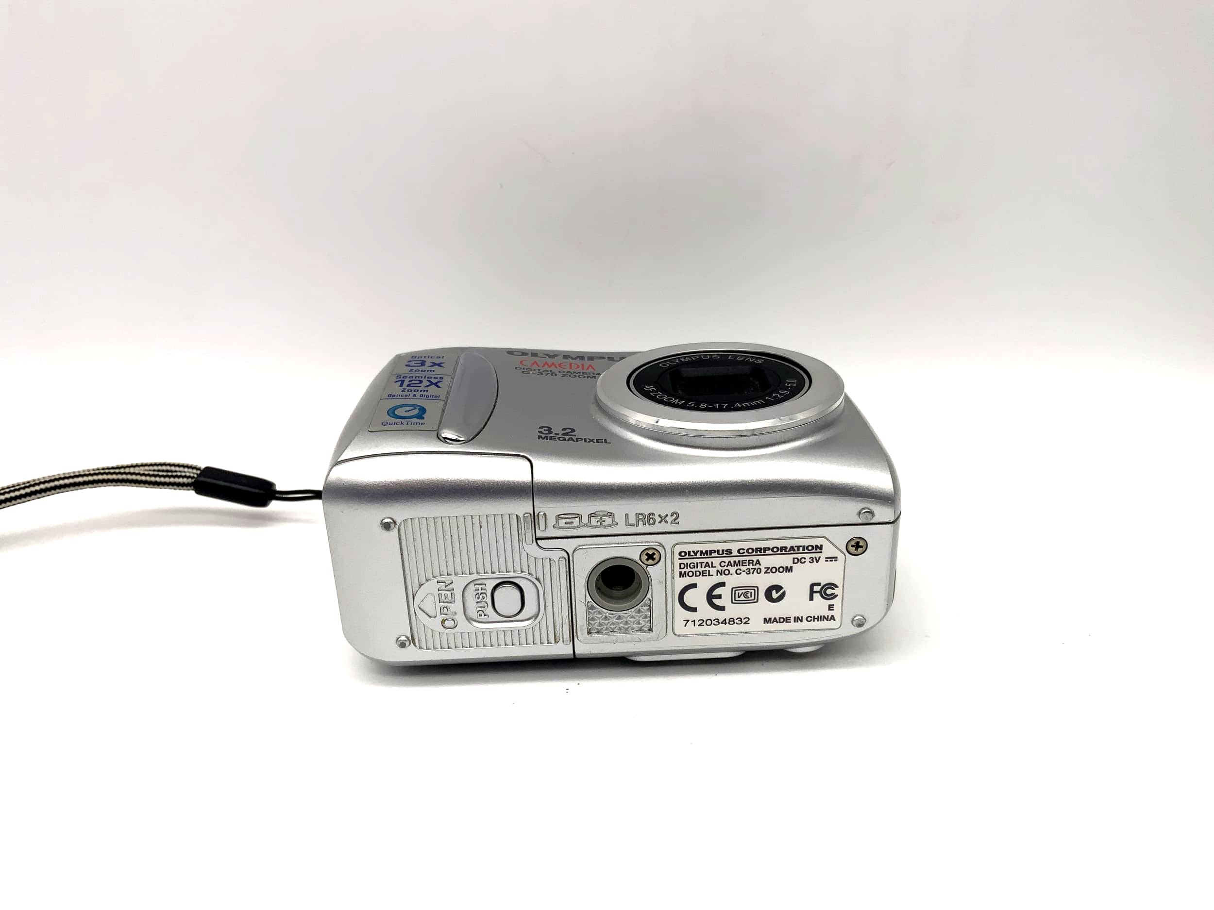 Olympus C-370 Zoom mit AF Zoom Lens 5.8-17.4mm 1:2.9-5.0 3.2 MP 3x Optical Zoom