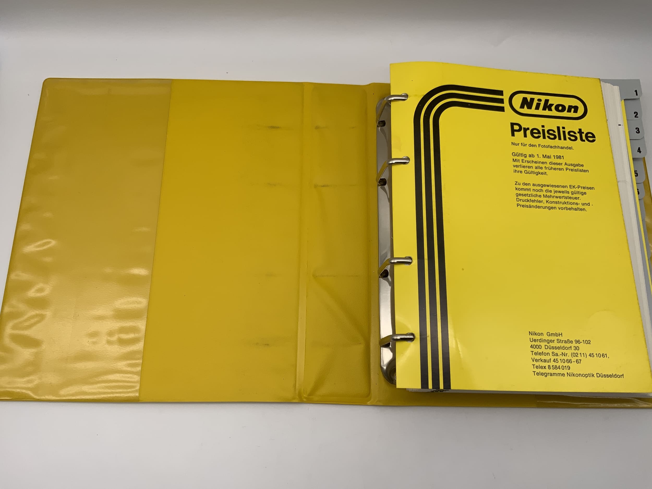 Nikon aus 1981 mit Nikon Hülle/Ordner Preisliste Deutsch