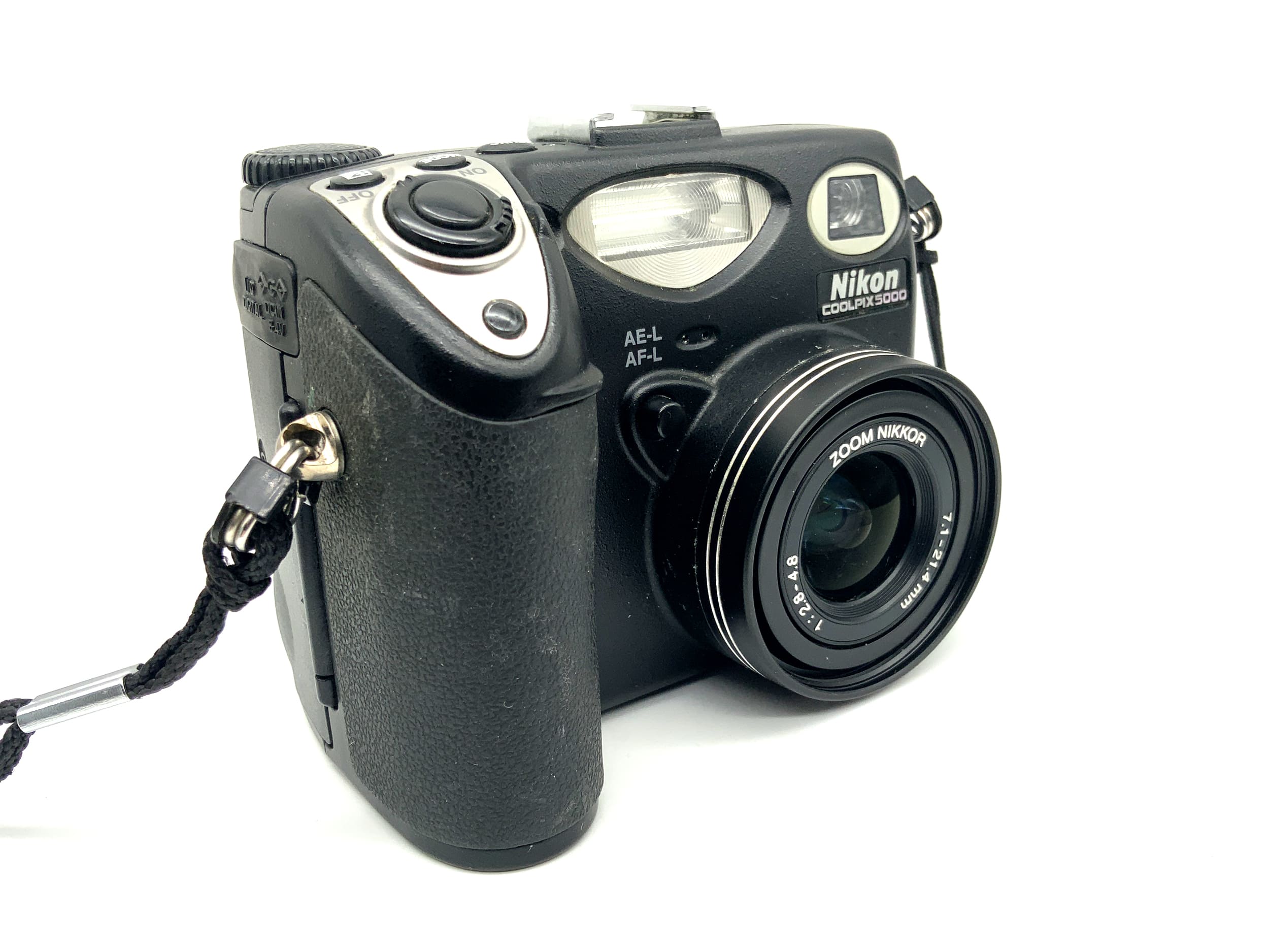 Nikon Coolpix 5000 Digitale Kompaktkamera mit Zoom Nikkor 7.1-21.4mm 1:2.8-4.8