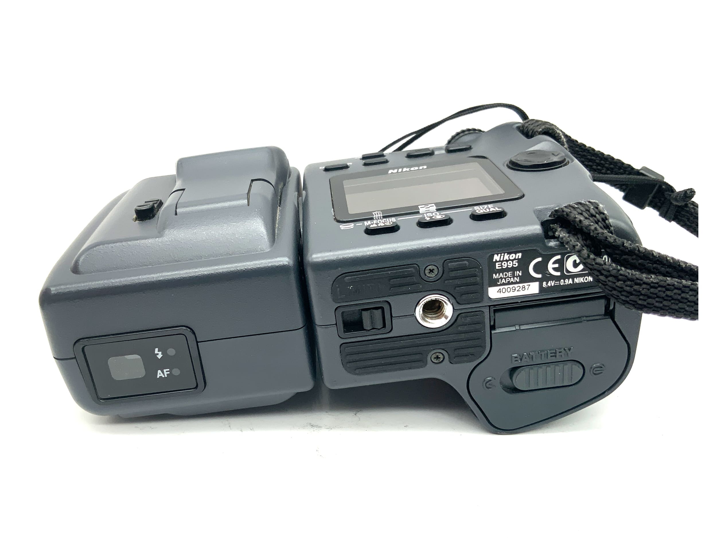 Nikon Coolpix 995 Bridgekamera mit Zoom Nikkor 1:2.6-5.1 8-32mm 3.34 MP