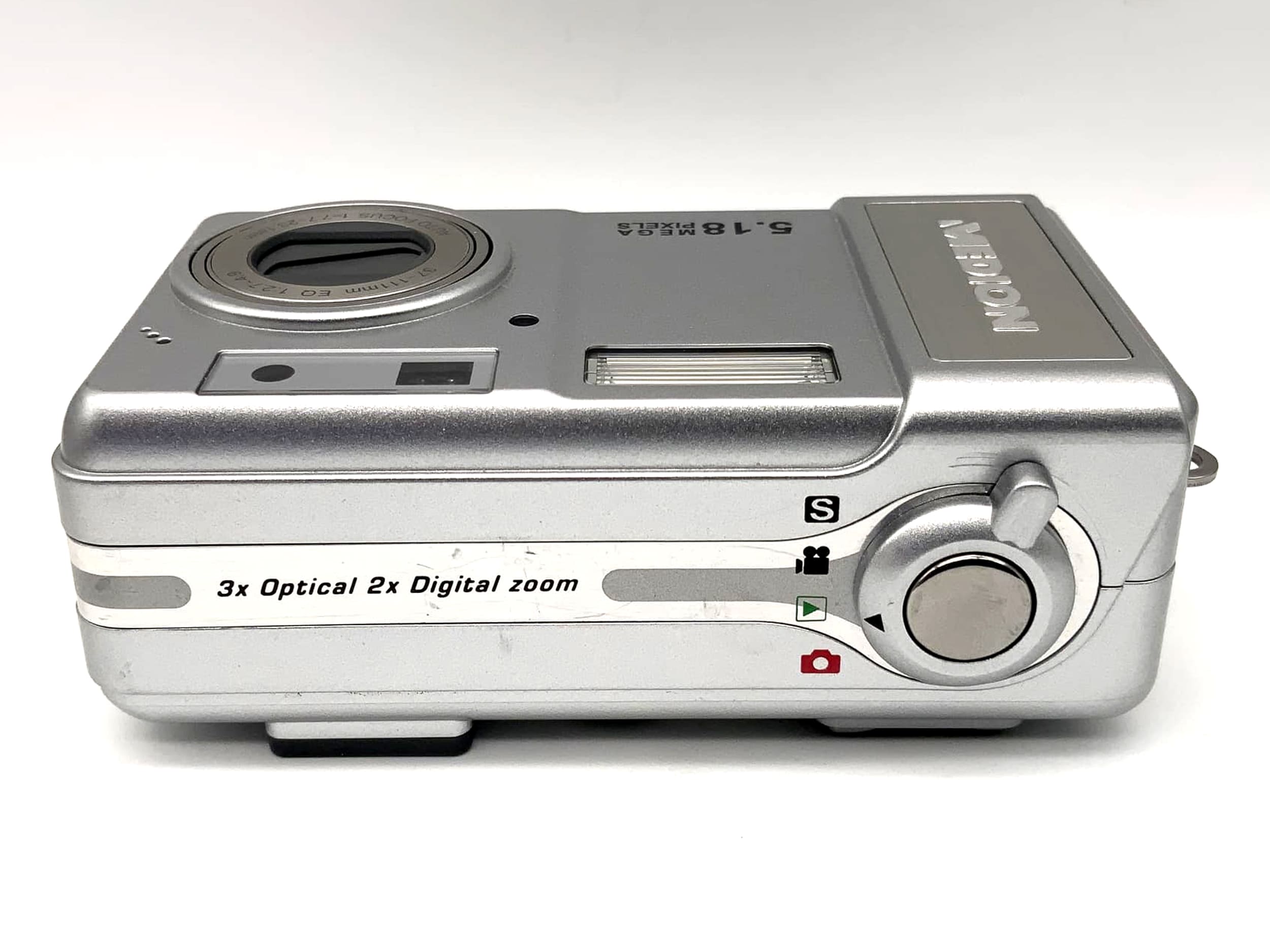 Medion MD 41066 mit 37-111mm EQ 1:2.7-4.9 AF f=7.7-23.1mm 5.18 MP