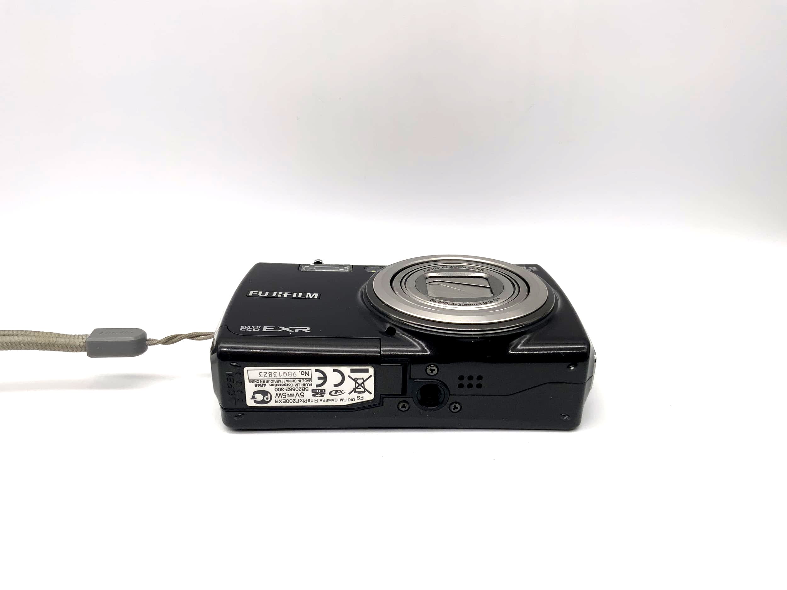 Fujifilm Finepix F200EXR f=6.4-32mm 1:3.3-5.1 Super CCD 5x wide